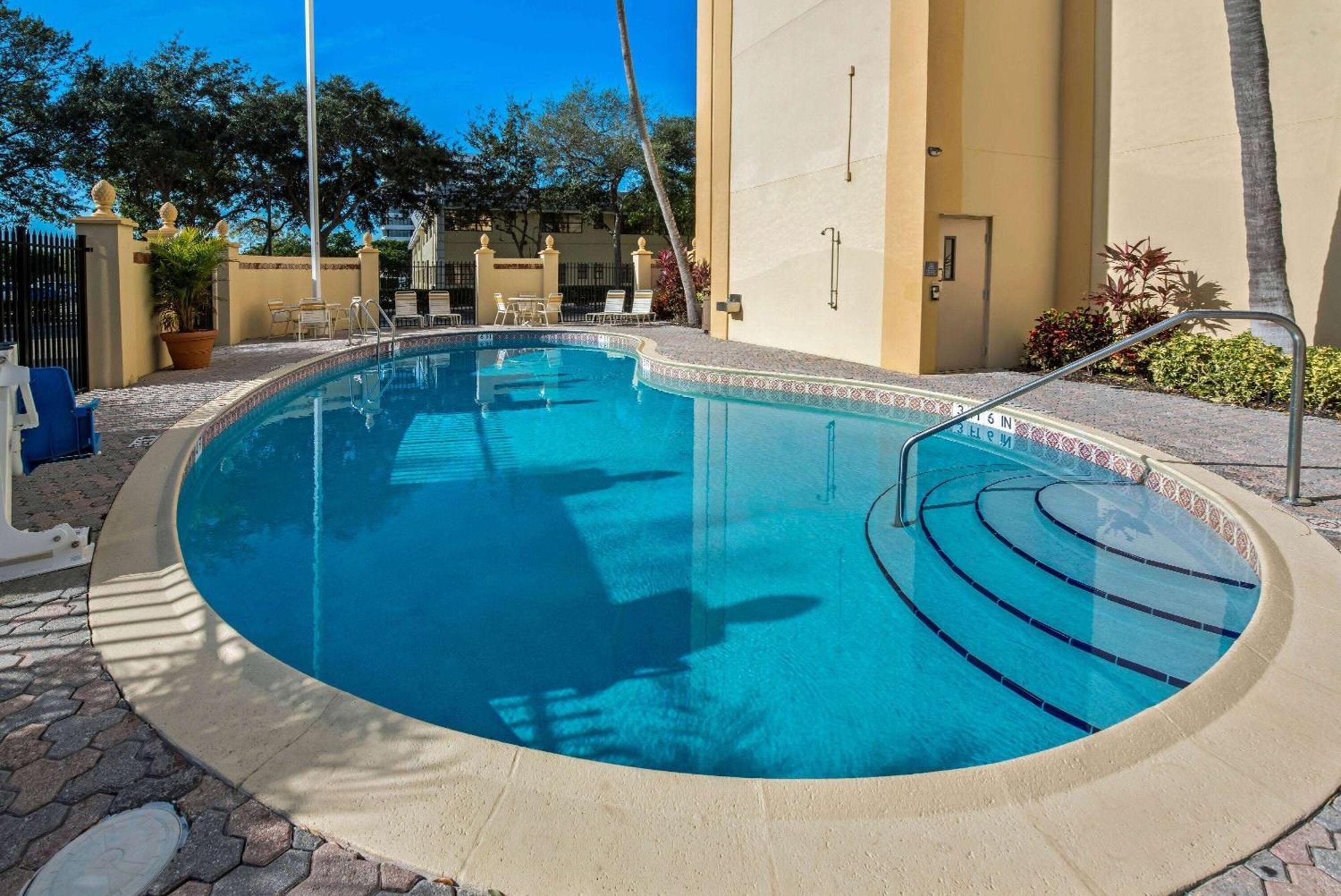 La Quinta By Wyndham West Palm Beach Airport Hotel Exterior photo