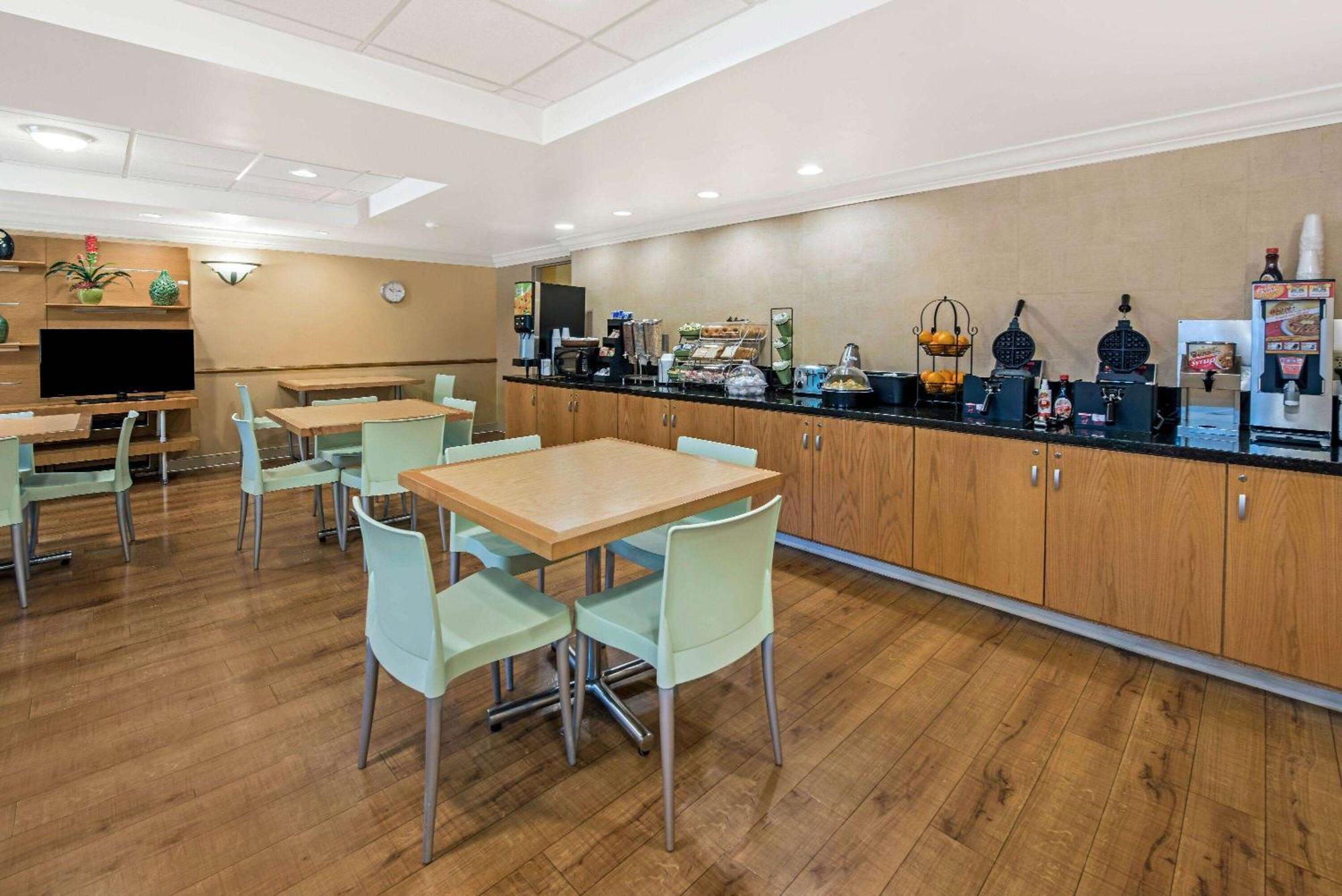 La Quinta By Wyndham West Palm Beach Airport Exterior photo